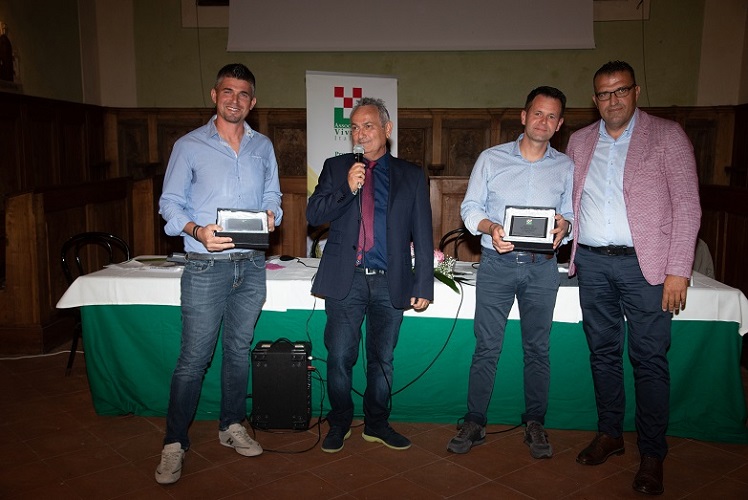 Associazione Vivaisti Italiani - Emiliano e Lorenzo Carlesi premiati da Gilberto Stanghini vice presidente di AVI