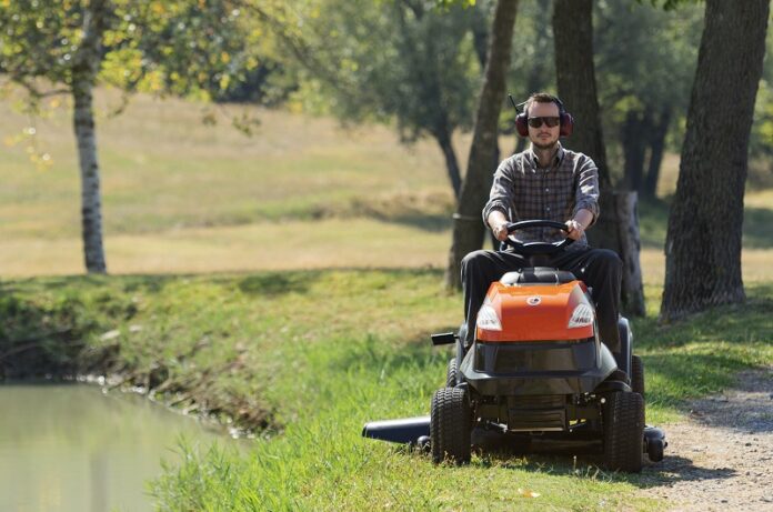 mercato delle macchine per il giardinaggio