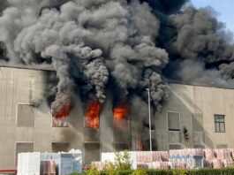 Incendio alla Deroma di Malo (VI): in fiamme un capannone dello stabilimento Deroma di Malo