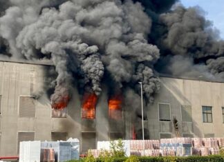 Incendio alla Deroma di Malo (VI): in fiamme un capannone dello stabilimento Deroma di Malo