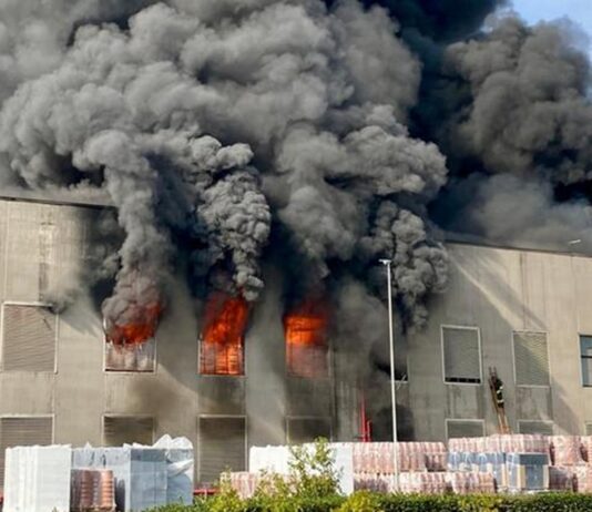 Incendio alla Deroma di Malo (VI): in fiamme un capannone dello stabilimento Deroma di Malo